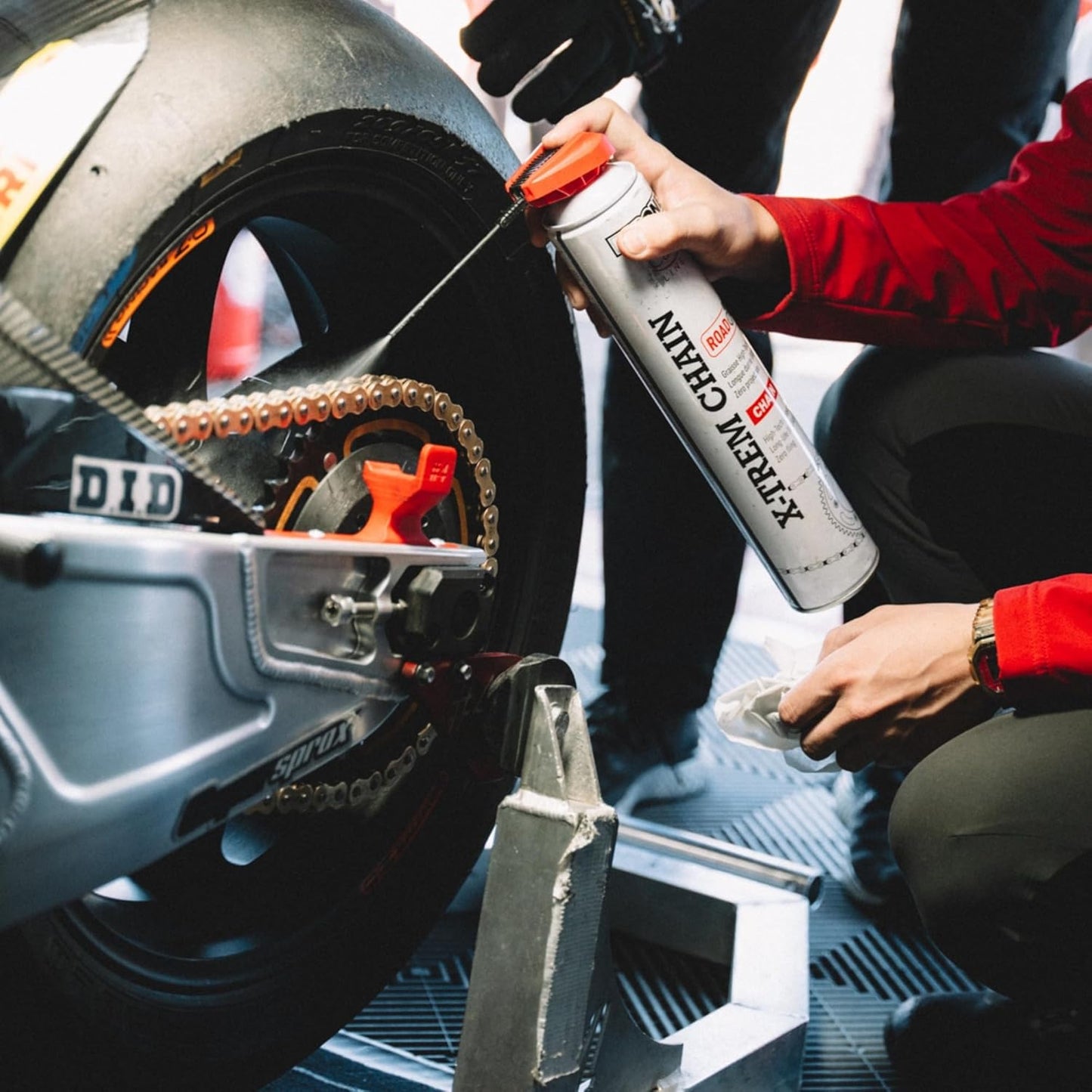 - Graisse De Chaîne Pour Moto De Route X-Trem Chain Road – Diffuseur Multi-Positions - Tenue Longue Durée 800 Kms – Pulvérisation Précise Sans Projection - Visible À L'Application - 250 Ml