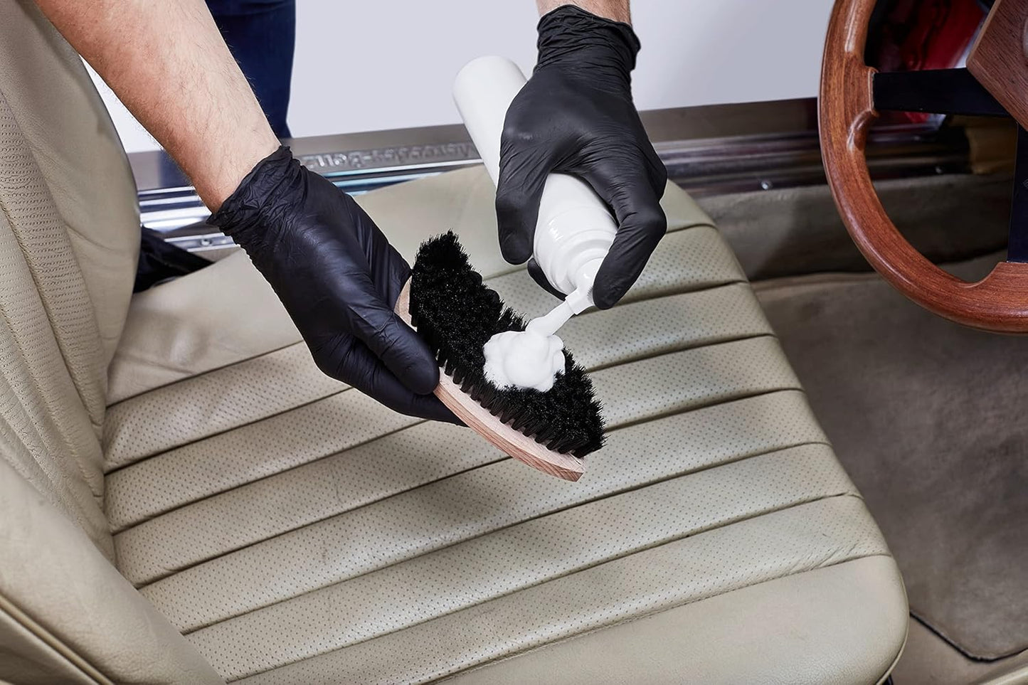 Brosse Pour Textile Et Cuir (1 Pièce) Brosse Ergonomique Avec Poils Souples Pour Nettoyage À Sec Ou Avec Produit Nettoyant | Réf: 04167410